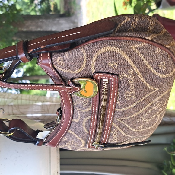 ❤ Dooney&Bourke Heart Design with Gold Accents Very Good Condition - Picture 2 of 9